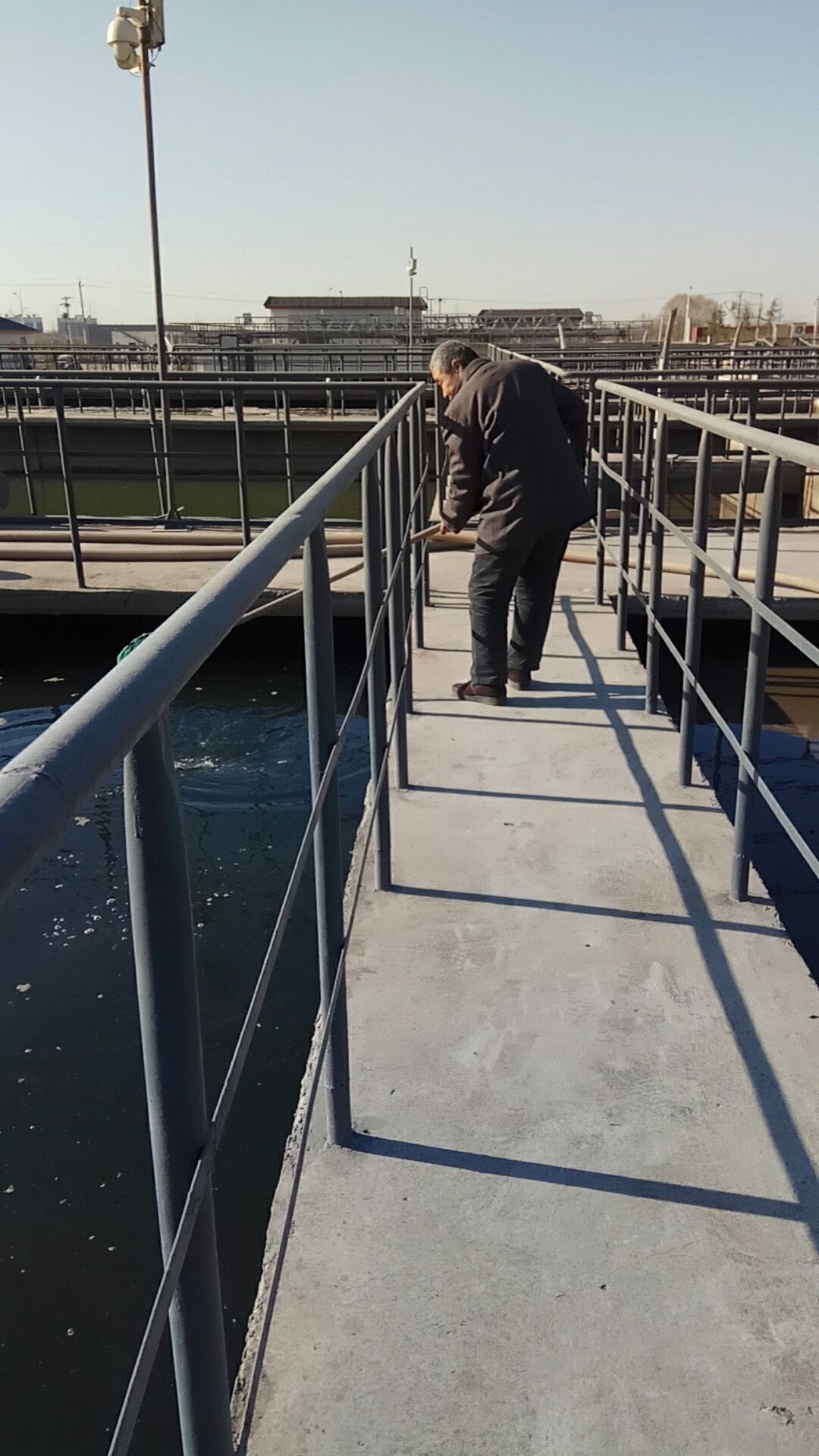 小學生參觀污水處理廠迎“世界水日”